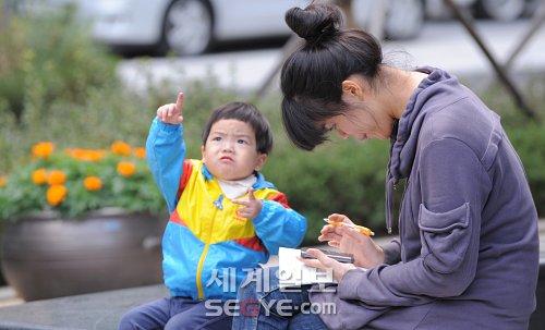 아들 옆에 두고… 글짓기 삼매경