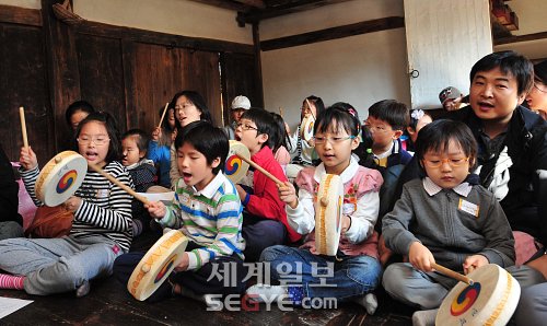 소고 배우는 어린이들