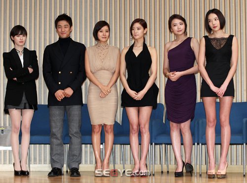 [포토] 지진희, 여배우들 사이에서 싱글벙글