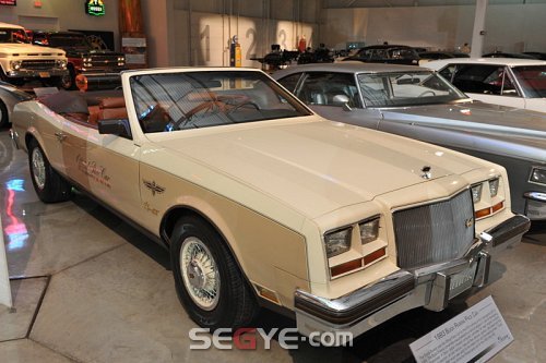 ‘인디500’에 등장한 컨버터블 페이스카…1983년 뷰익 리비에라