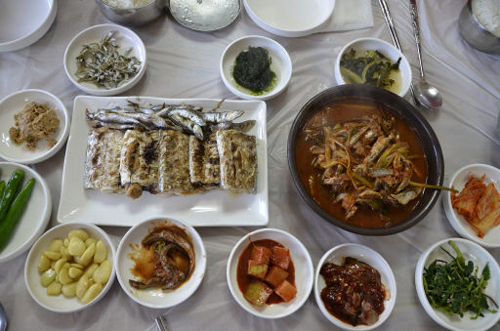 갓 잡은 싱싱한 멸치회 군침