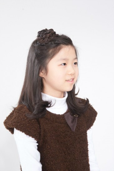 앞머리 땋아 올린 아이 헤어 스타일로 멋 내기