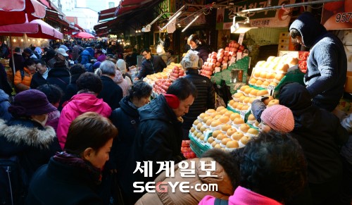 [포토] 붐비는 재래시장