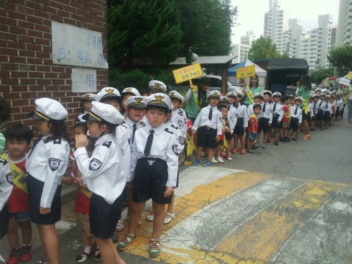 교통질서 준수 위해 꼬마 경찰관 거리에 나서
