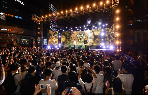 SG워너비 컴백쇼 반응 폭발…강남역일대 마비 관중 울음 터트려 음원 올킬