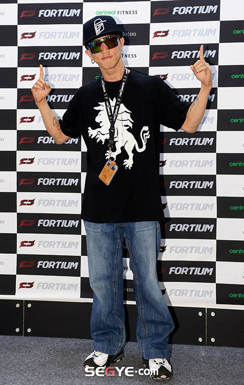 [포토] 팝핀 현준, 포티움 부스에서 장난기 가득한 표정
