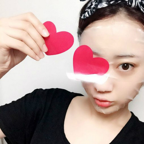 경리, 충격 ‘쌩얼’ 사진 공개...“진하던 아이라인 어디 갔어?”