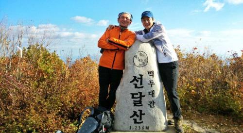‘히말라야’ 정우, 황정민과 어깨동무하며 다정한 인증샷 “백두대간 종주 파이팅”