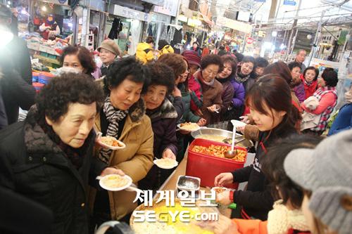 따듯한 떡국 나눔의 현장! 서동미로시장, 설맞이 행사 성황리에 마쳐