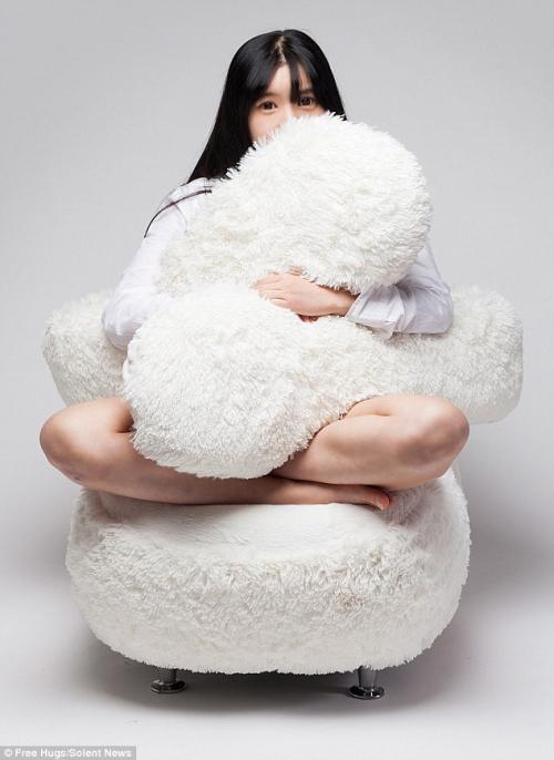 내가 안아줄게 韓 디자이너가 만든 프리 허그 소파