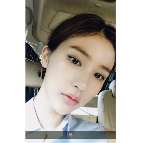 비비안, 투명 피부 과시하는 셀카 투척…흐린 목요일