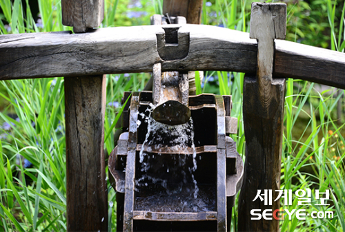 청량감을 선사하는 물레방아