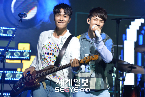 [포토] 권광진-유회승, 엔플라잉 베이스와 보컬