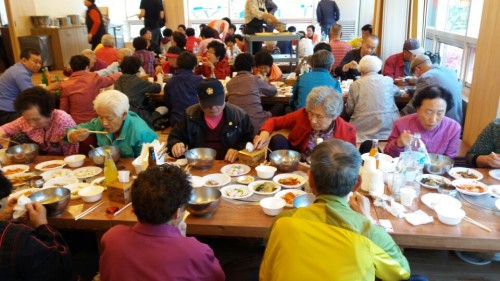 천안 방아다리 식당 지역 어르신 수천명 초대해 11년째 경로잔치