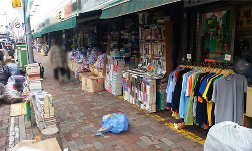 저렴한 책 한권의 여유…사랑방된 중고서점 ‘북새통’