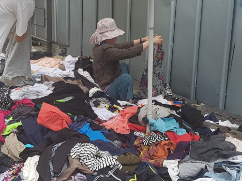 국적불명 20년 넘은 구제 옷 어디에서 오나…10만 의류수거함
