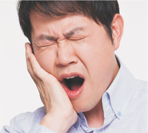 하품할 때 턱에서 딱딱 소리… 턱관절장애 의심