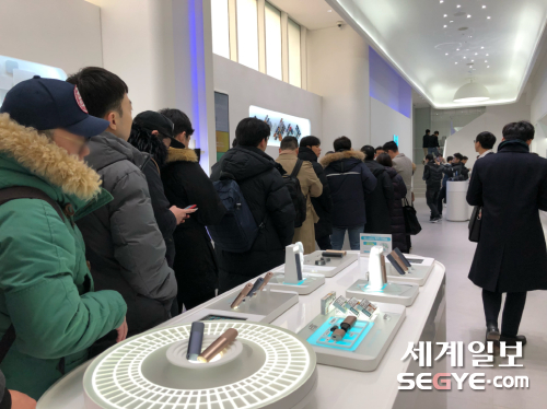 KT&G 릴 미니멀리움 공식 판매 돌입…강남점 고객들로 인산인해