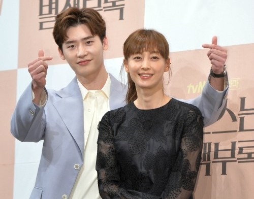 로맨스는 별책부록 이종석 이나영 앞에서 자꾸 얼굴 빨개져
