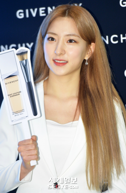 [포토] 우주소녀 은서 도자기 피부 뽐내며