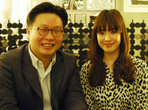 송혜교·서경덕, 헤이그 특사 기리며 이준 열사 기념관에 한글 간판 기부