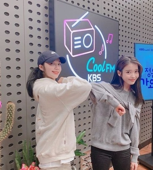 93년생돌 아이유-정은지 ‘우리는 친구’…라디오 토크 웃음꽃(가요광장)