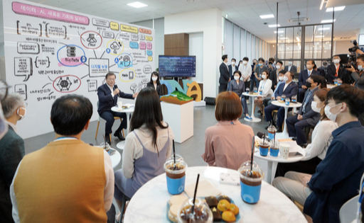 文대통령 “디지털뉴딜, 선도형 경제 기반”