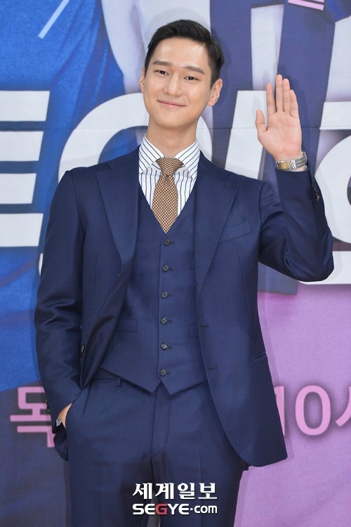 고경표 측, 유흥주점 방문 논란에 “유흥주점 NO…팬의 사진 요청에 응한 것”