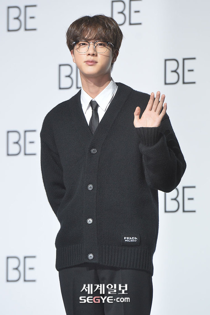 [포토] 방탄소년단 진 훈남의 손인사