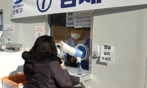 보드카페에서 선별검사소로… 코로나19 최전선으로 뛰어든 사연