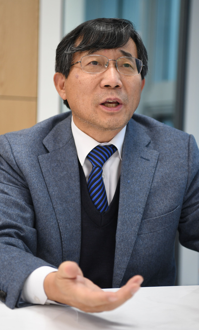 의사 시인 서홍관 “의술도 詩도 다 사랑의 일” [김용출의 문학삼매경]