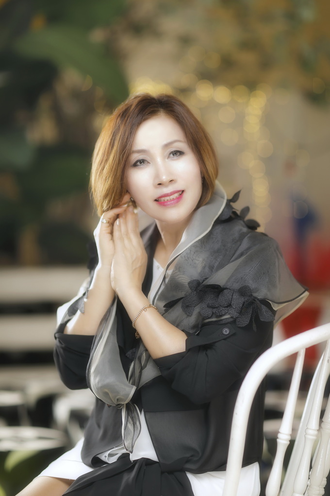 교육자 출신 트로트 가수 동미 눈길