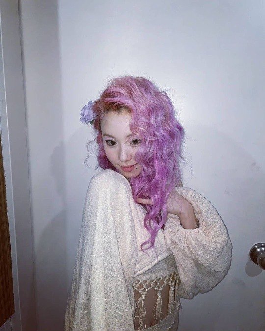 트와이스 채영, 인어공주 비주얼? 가슴골 노출 셀카에 화들짝