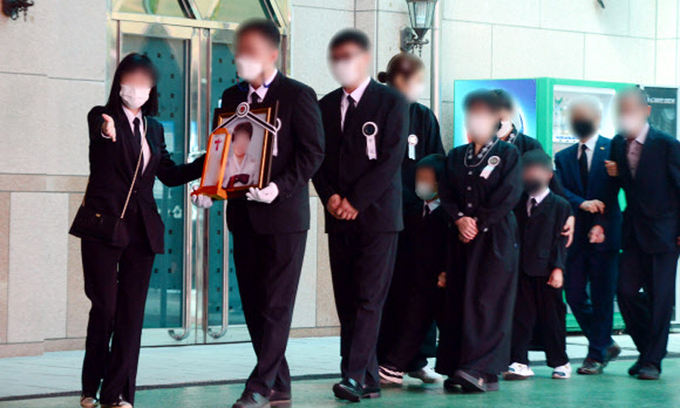 딸 죽음 모르는 아버지… 눈물의 광주 참사 첫 발인