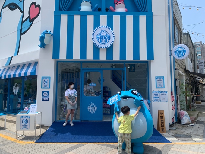 “온 가족이 함께 와도 환영해요”.. 세대통합 쇼핑 명소 자리잡은 하이트진로 ‘두껍상회’