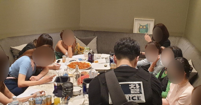 ‘유흥주점 첩보’ 청담동 음식점 덮쳤더니…사전 예약 후 인당 30만원 내고 여종업원과 술마셔