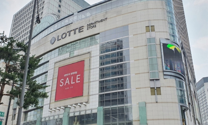롯데백화점 첫 희망퇴직 500명 신청… 인력 구조 재편
