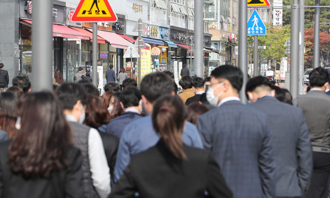 식당·카페엔 단체손님 북적…헬스장·사우나 방역패스 차별
