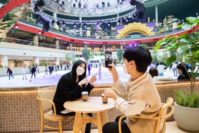 [포토] 롯데월드 아이스링크, 32주년 맞아 ‘아이스가든’으로 전격 리뉴얼