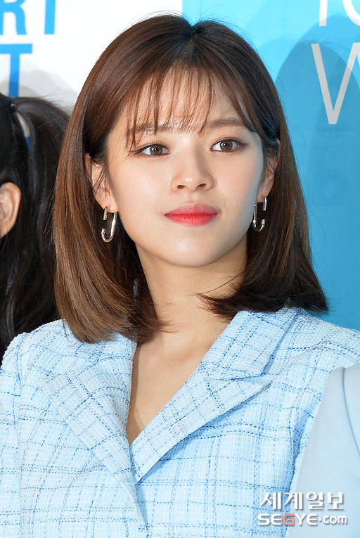 ‘활동 중단’ 트와이스 정연이 전한 근황…색다른 헤어스타일 ‘눈길’