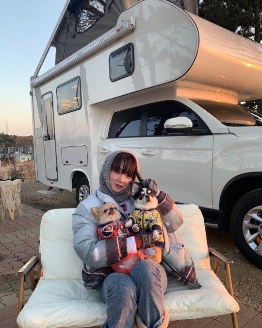 SUV 개조했나? 럭셔리 캠핑카 인증한 여가수