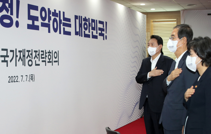 “형이 동생 돈 뺏는 것” VS “더 깎아야”…교부금 개편 논란