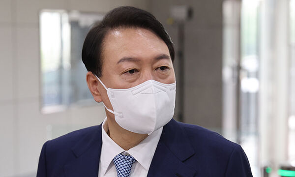 ‘지지율 하락세’ 尹 또 사적채용 논란… 이번엔 지인 아들