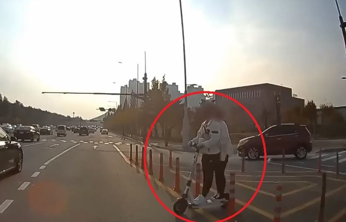 사거리에서 갑자기 출몰해 차량 부딪힌 킥보드…수습 없이 그대로 도망 [영상]