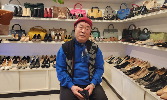 “추모공원이라도 만드는 게 도리”…사고 현장 지키는 상인의 일침 [이태원 핼러윈 참사]