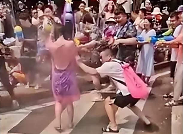 女 성기 겨냥해 물 뿌리고 비옷 찢고…中 ‘물 튀는 축제’ 성희롱 논란