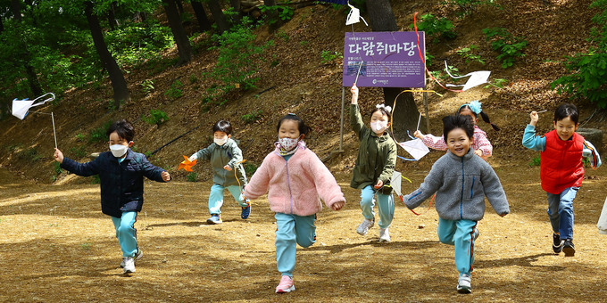 술래잡기 구슬치기 말타기… 흙과 함께 꺄르르, 얘들아 노올자~ [밀착취재]