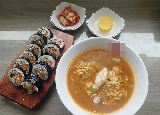 김밥+라면 1만원, ‘살벌한 물가’..“휴~학생들이 메뉴판만 보네요” [김기자의 현장+]