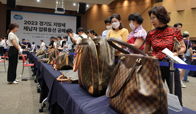 [포토] 압수동산 공개 매각에 몰린 시민들