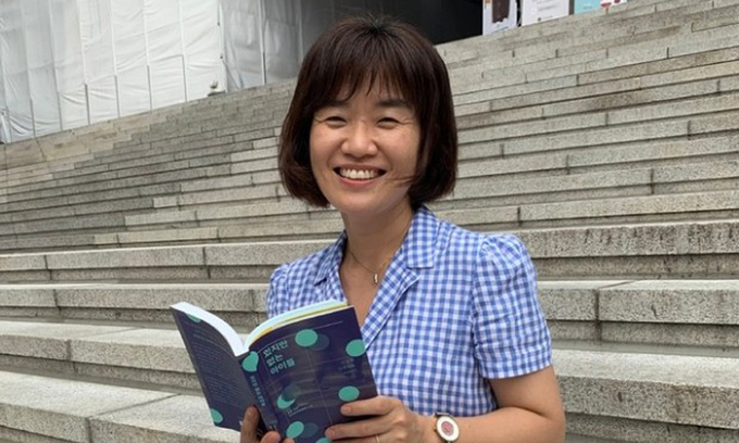 은유 작가 “20년째 오르지 않는 원고료가 현실” [이슈 속으로]